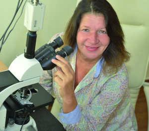 Sabine Linek am Mikroskop